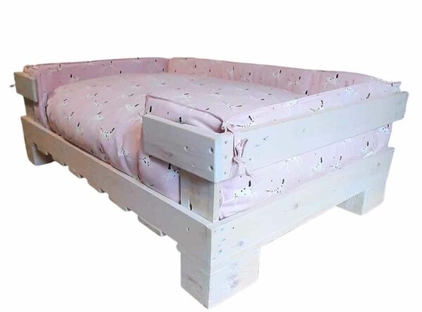 Cama de madera blanca personalizada con cojín rosa modelo Anaïs