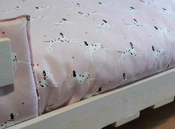 Cama para perros madera blanca personalizada con cojín rosa