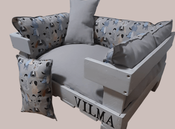 cama gris para perros de madera